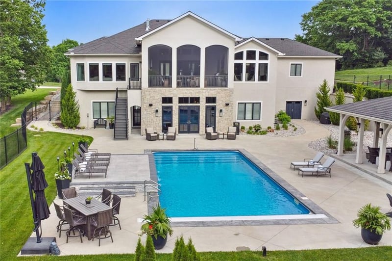 7015 NW Scenic Dr, Parkville, MO 64152