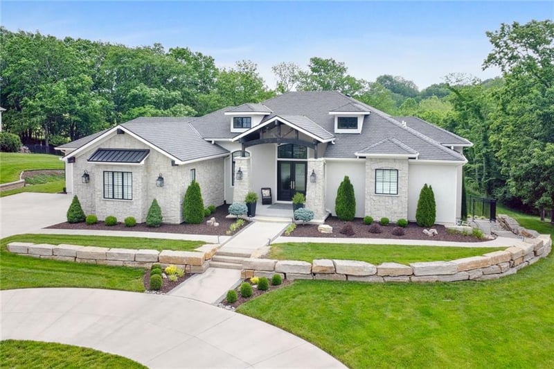 7015 NW Scenic Dr, Parkville, MO 64152