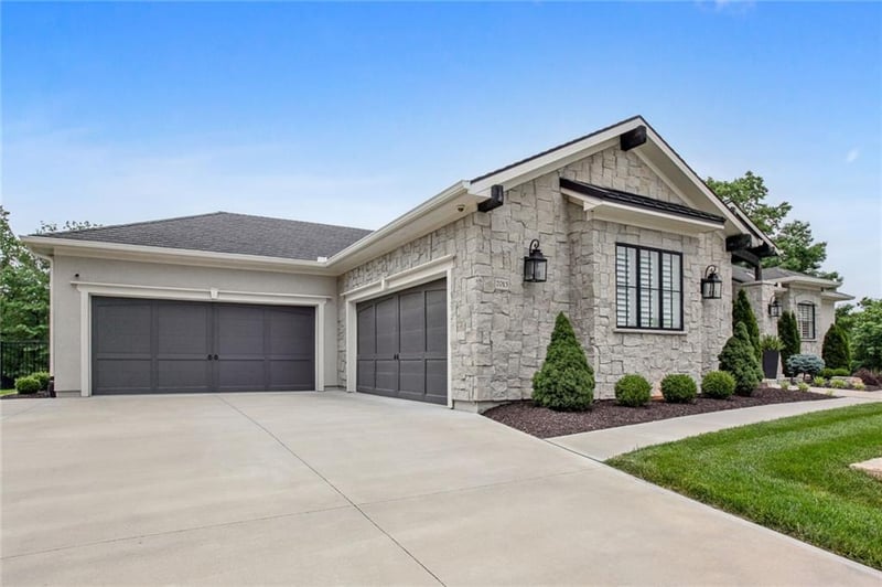 7015 NW Scenic Dr, Parkville, MO 64152