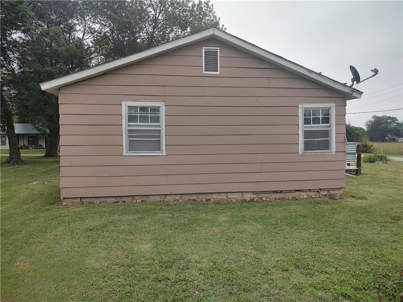 1012 S Jackson St, Laharpe, KS 66751