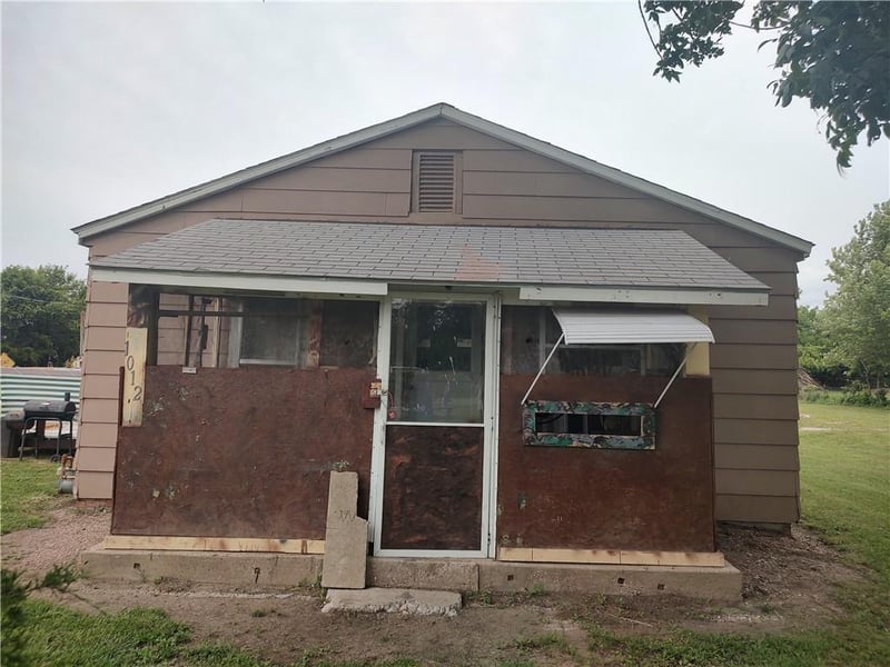 1012 S Jackson St, Laharpe, KS 66751