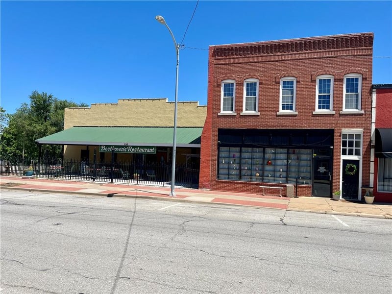120 Peoria St, Paola, KS 66071