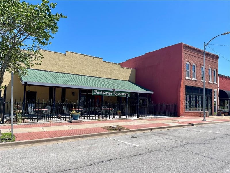 120 Peoria St, Paola, KS 66071