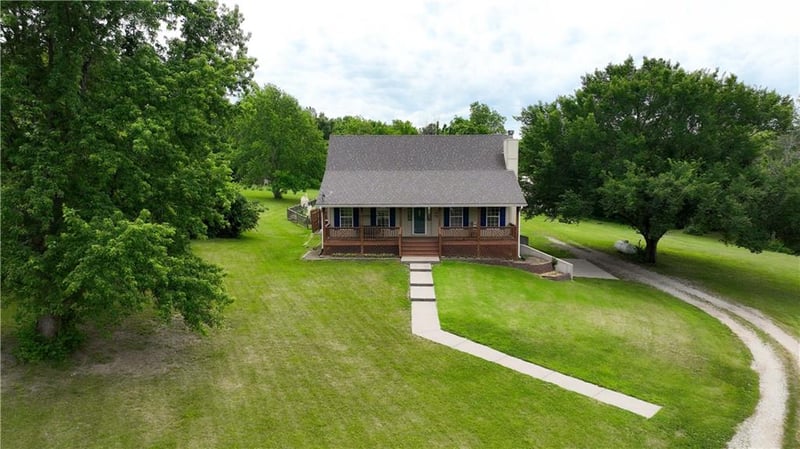 811 N Sundown Valley Rd, Buckner, MO 64016