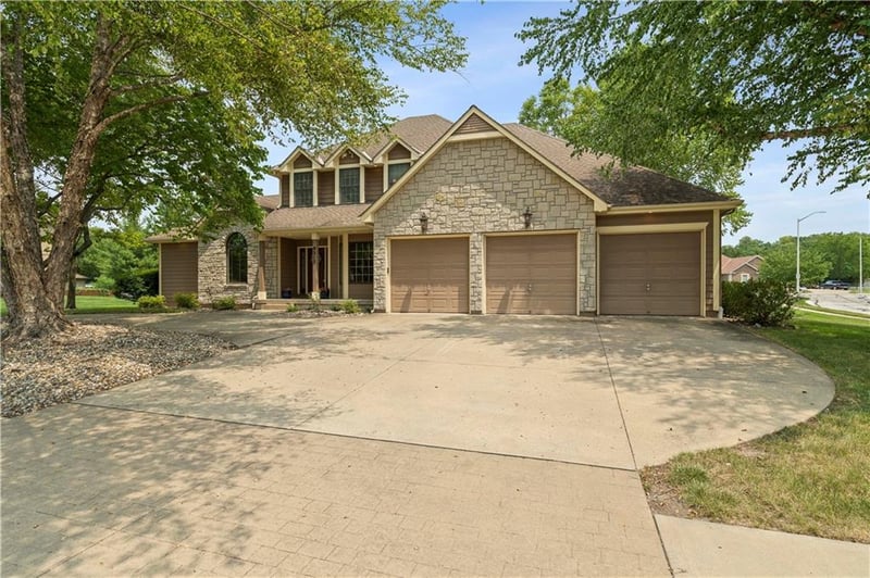 9317 E Pleasant Ave, Kansas City, MO 64138