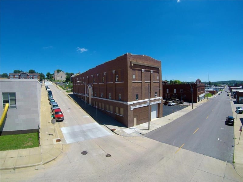 305 8th St, St Joseph, MO 64501