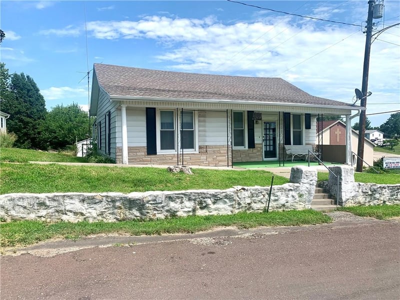 100 Taylor St, De Kalb, MO 64440