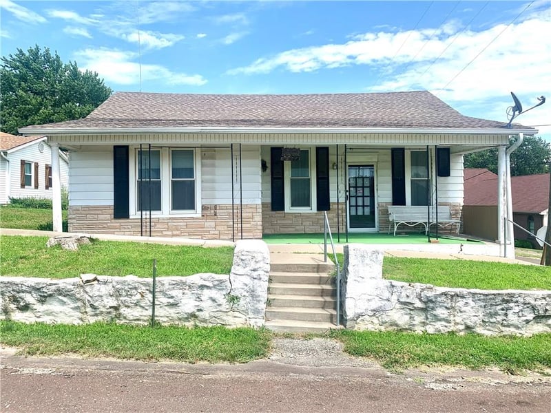 100 Taylor St, De Kalb, MO 64440