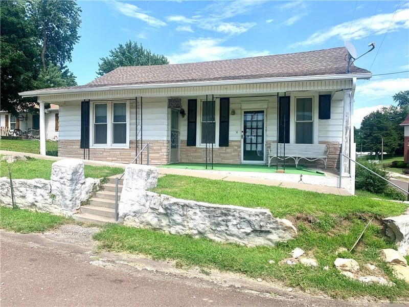 100 Taylor St, De Kalb, MO 64440