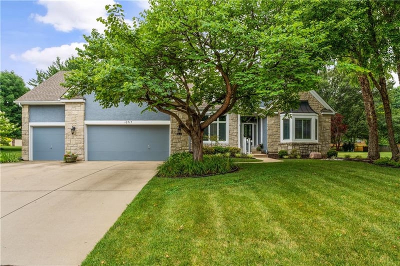 10717 Horton St, Overland Park, KS 66211