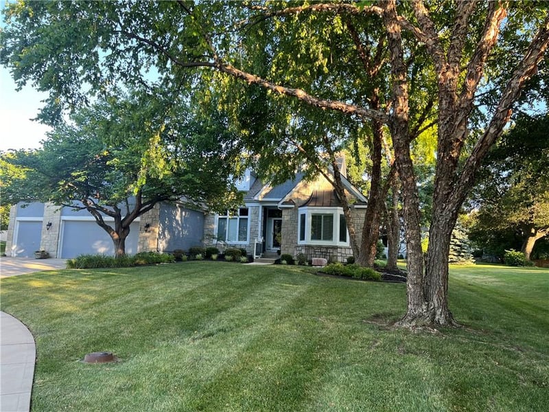 10717 Horton St, Overland Park, KS 66211