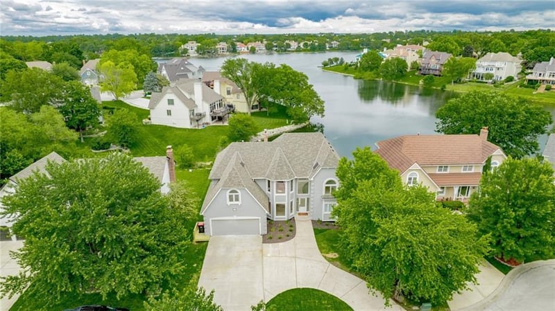 324 Warrington Ct, Lee's Summit, MO 64064