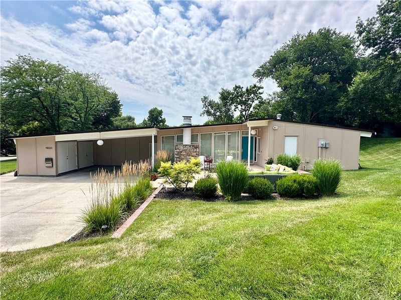 9820 Aberdeen Dr, Overland Park, KS 66206