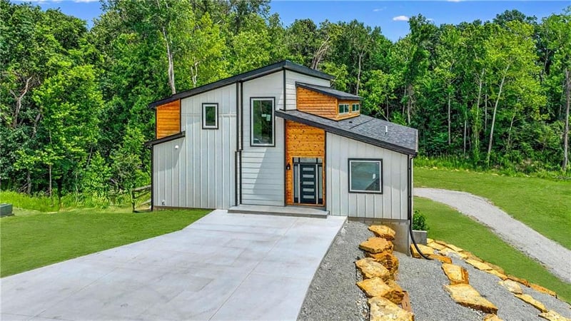 8395 NW Baker Rd Cir, Kansas City, MO 64153