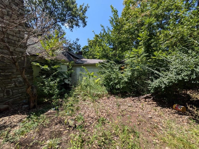 10700 Hillcrest Rd, Kansas City, MO 64134
