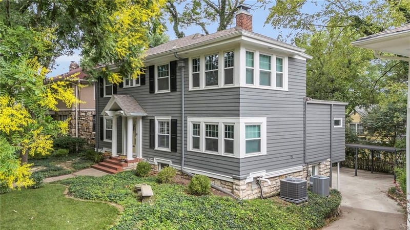 5546 Crestwood Dr, Kansas City, MO 64110