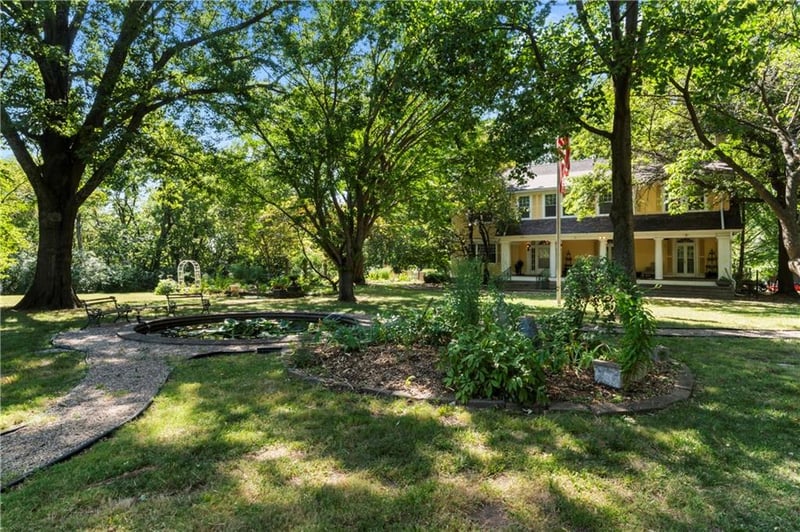 10804 Grandview Rd, Kansas City, MO 64137