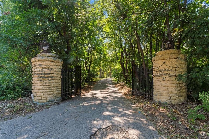 10804 Grandview Rd, Kansas City, MO 64137