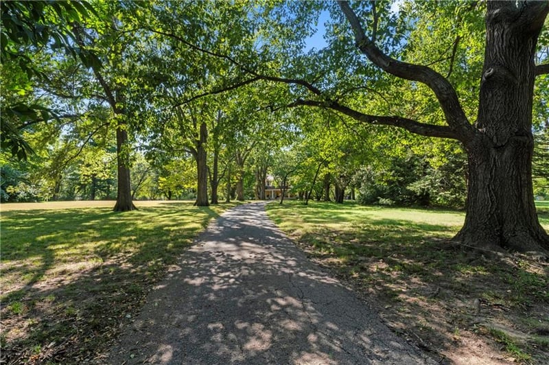 10804 Grandview Rd, Kansas City, MO 64137