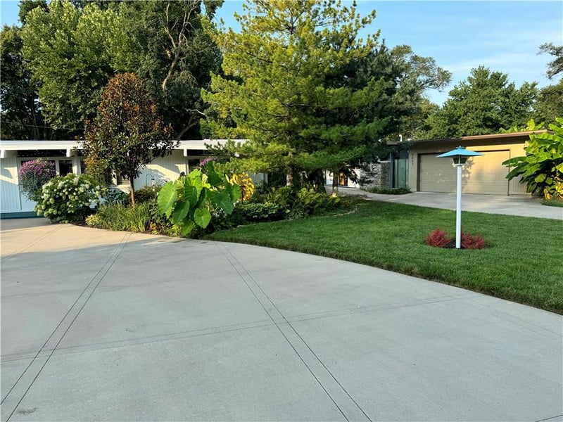 9839 Aberdeen Dr, Overland Park, KS 66206