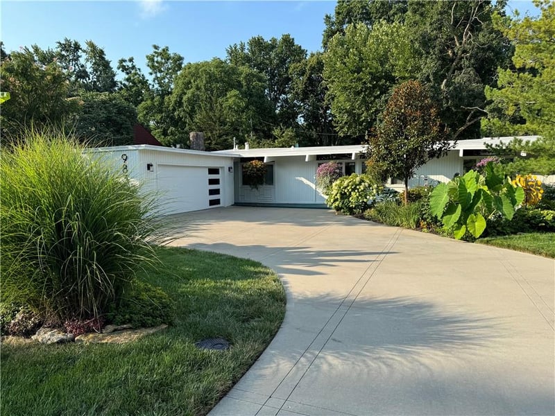 9839 Aberdeen Dr, Overland Park, KS 66206