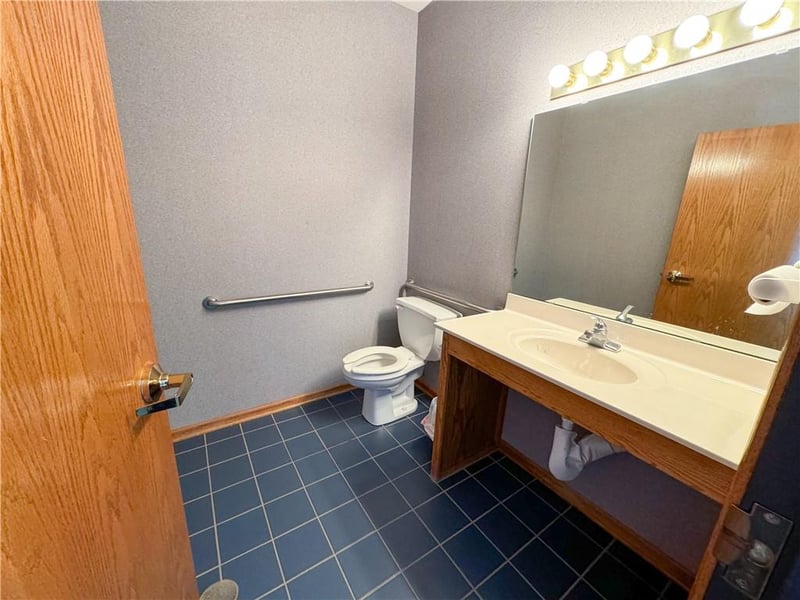 401 W Foxwood Dr, Raymore, MO 64083