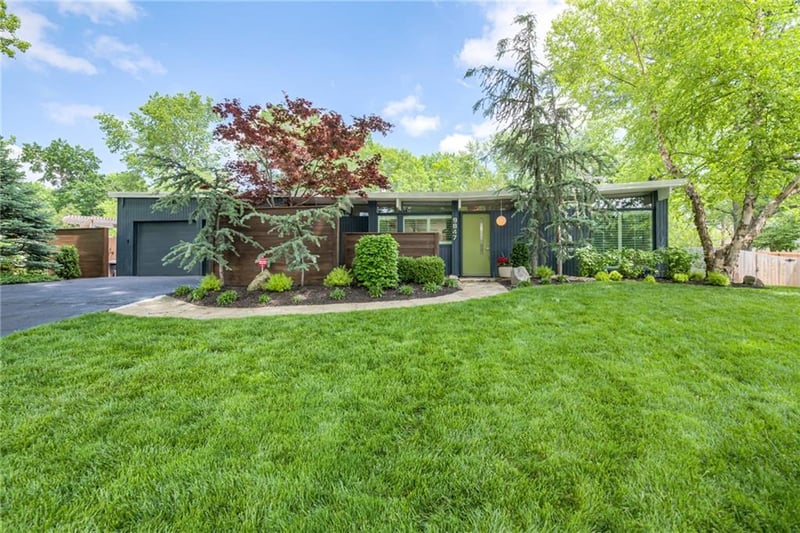 9847 Chadwick Dr, Overland Park, KS 66206