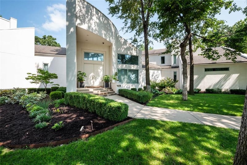 2840 W 111th Ter, Leawood, KS 66211