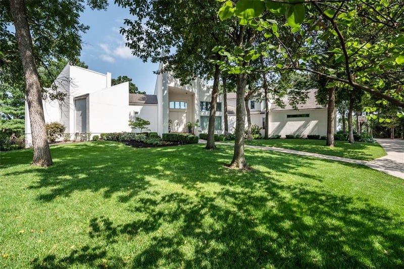 2840 W 111th Ter, Leawood, KS 66211