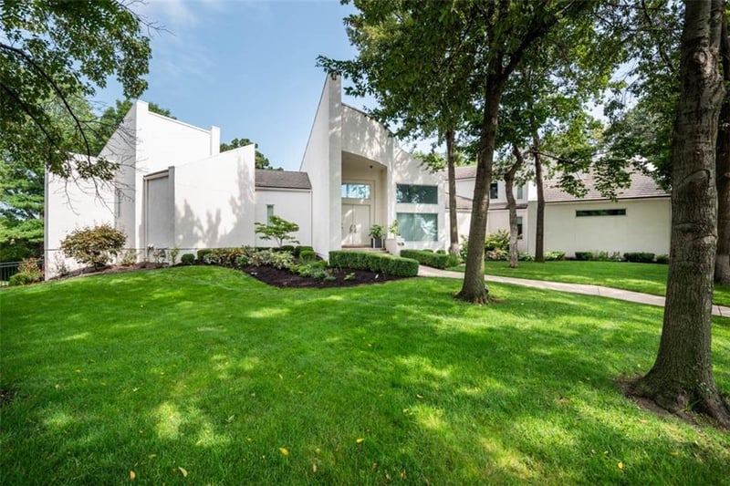 2840 W 111th Ter, Leawood, KS 66211