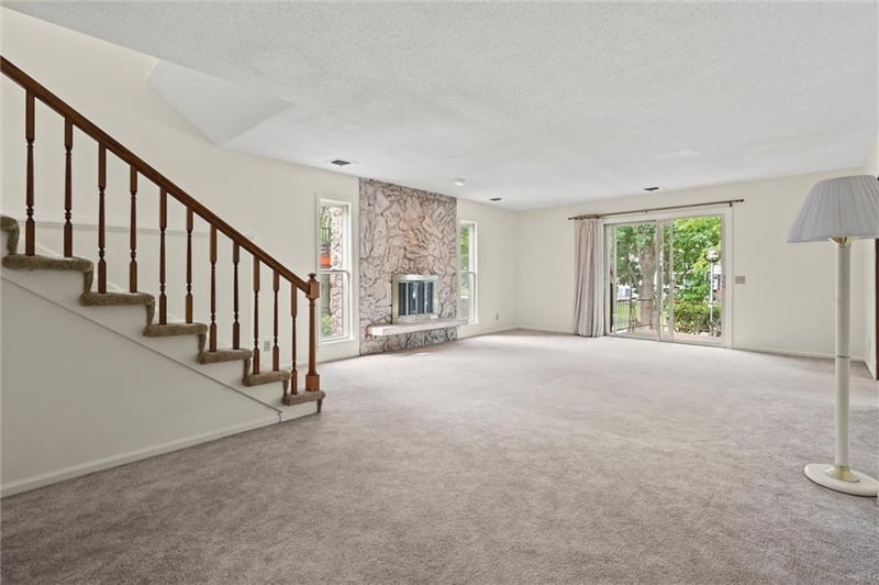 1061 South Shore Dr, Lake Waukomis, MO 64151