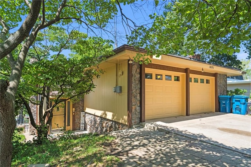 1061 South Shore Dr, Lake Waukomis, MO 64151