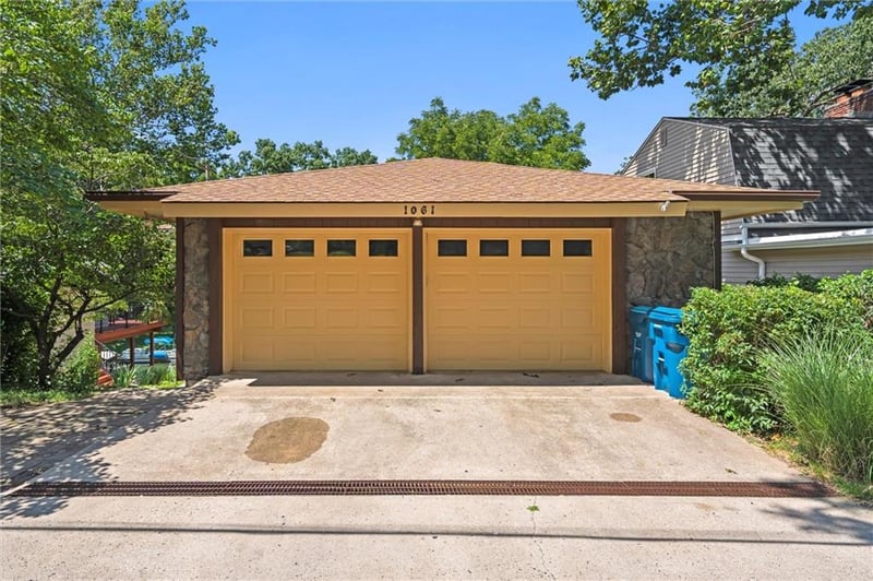 1061 South Shore Dr, Lake Waukomis, MO 64151