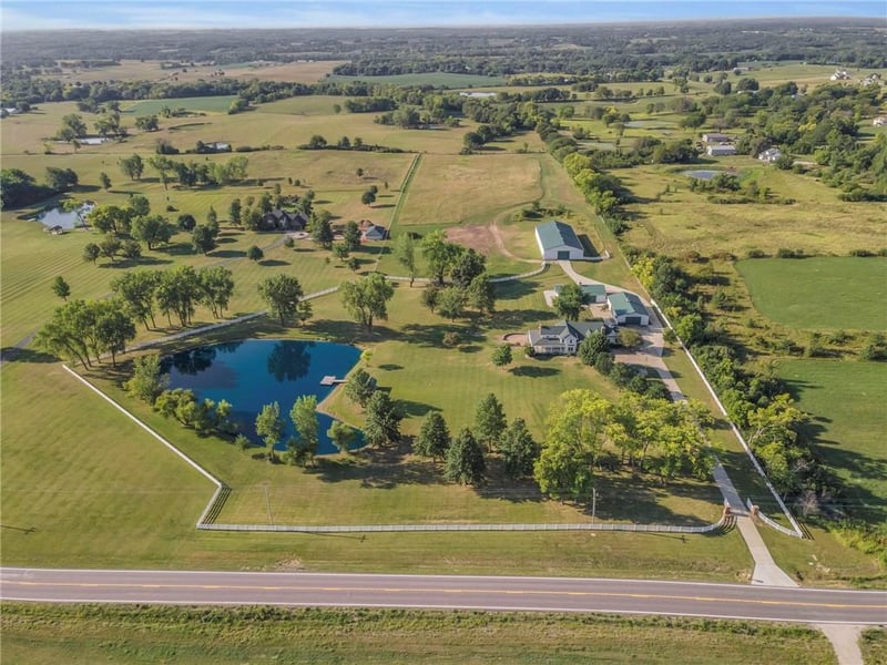 9207 State Route 92 Hw, Liberty, MO 64068