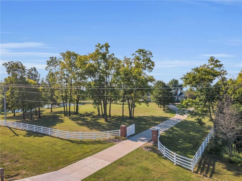 9207 State Route 92 Hw, Liberty, MO 64068
