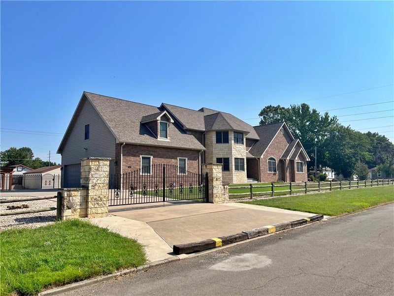 417 9th St, Pittsburg, KS 66762