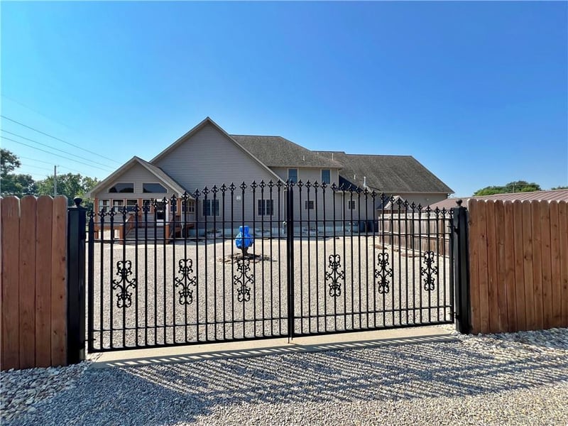 417 9th St, Pittsburg, KS 66762
