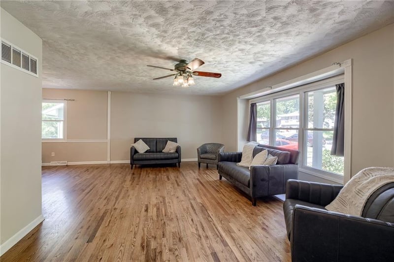 6611 NW 50th St, Riverside, MO 64151