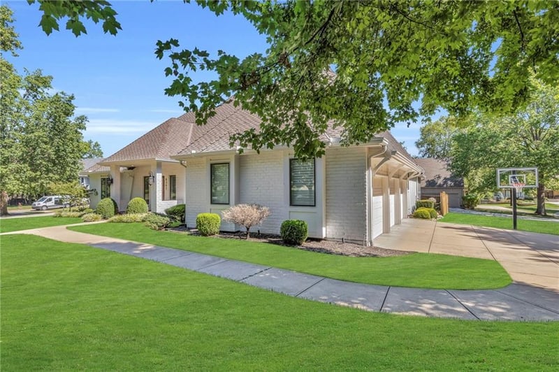 8302 W 98th Ter, Overland Park, KS 66212