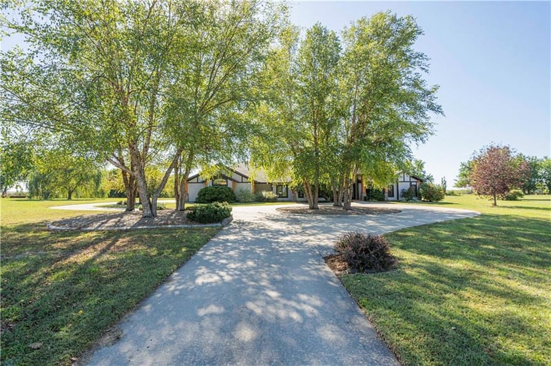 27439 Highland Dr, Louisburg, KS 66053