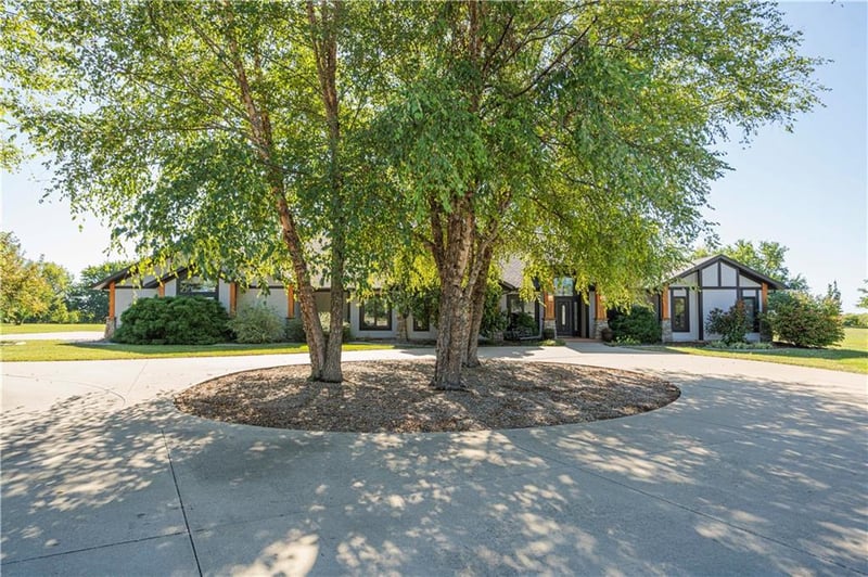 27439 Highland Dr, Louisburg, KS 66053