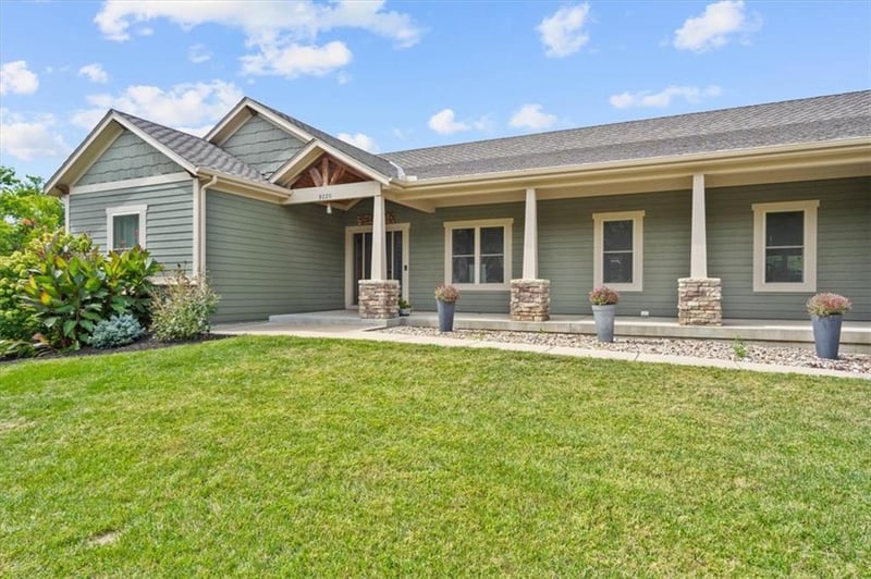 9220 Shorewood Dr, De Soto, KS 66018