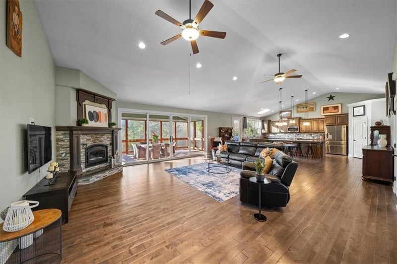 9220 Shorewood Dr, De Soto, KS 66018