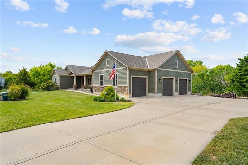 9220 Shorewood Dr, De Soto, KS 66018
