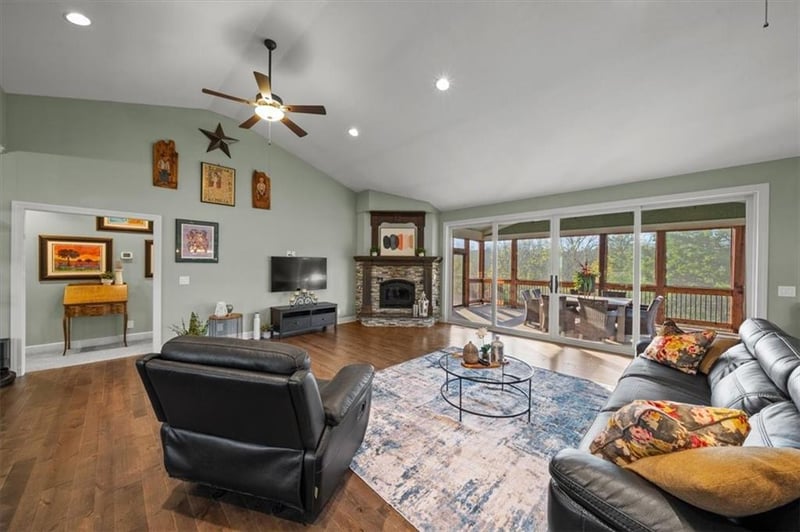9220 Shorewood Dr, De Soto, KS 66018