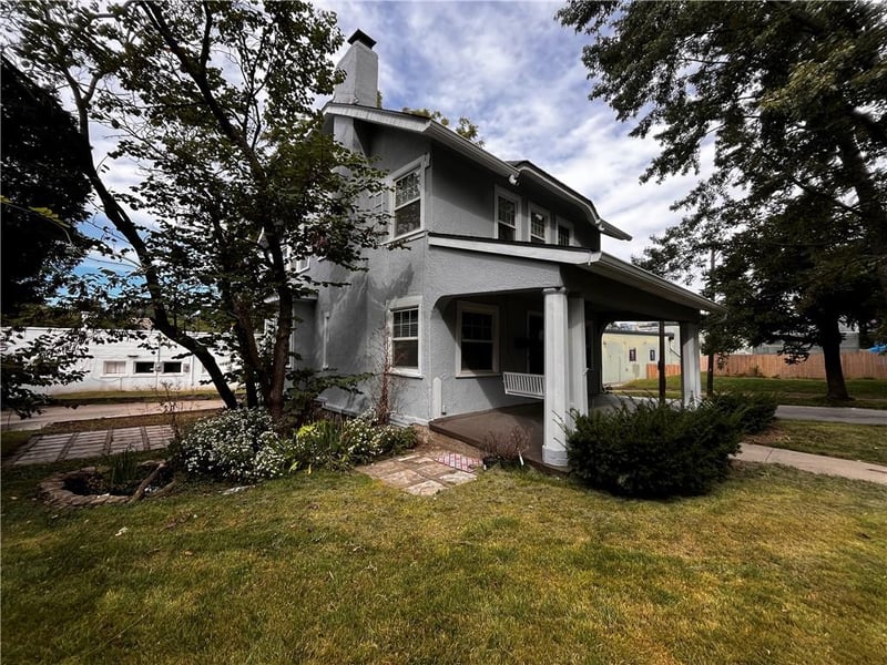 5902 Walnut St, Kansas City, MO 64113