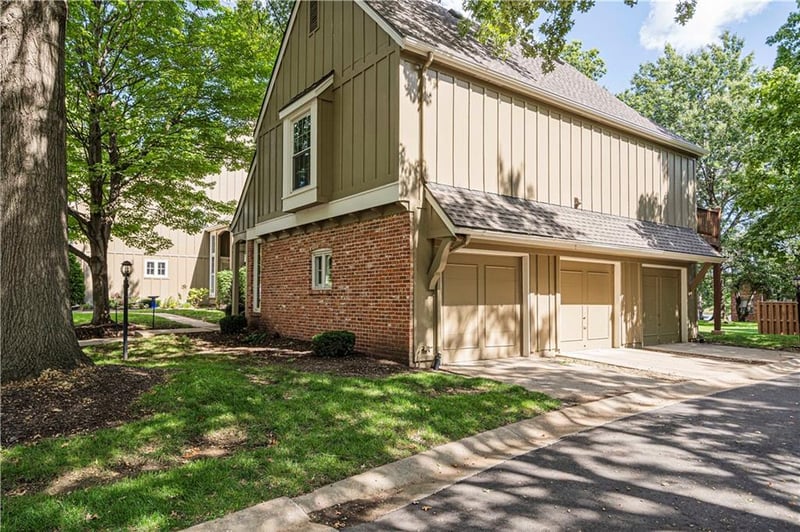 12139 Hayes St, Overland Park, KS 66213