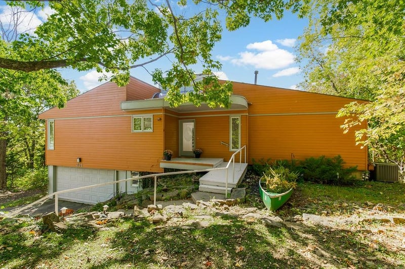 291 Seneca Trl, Lake Quivira, KS 66217