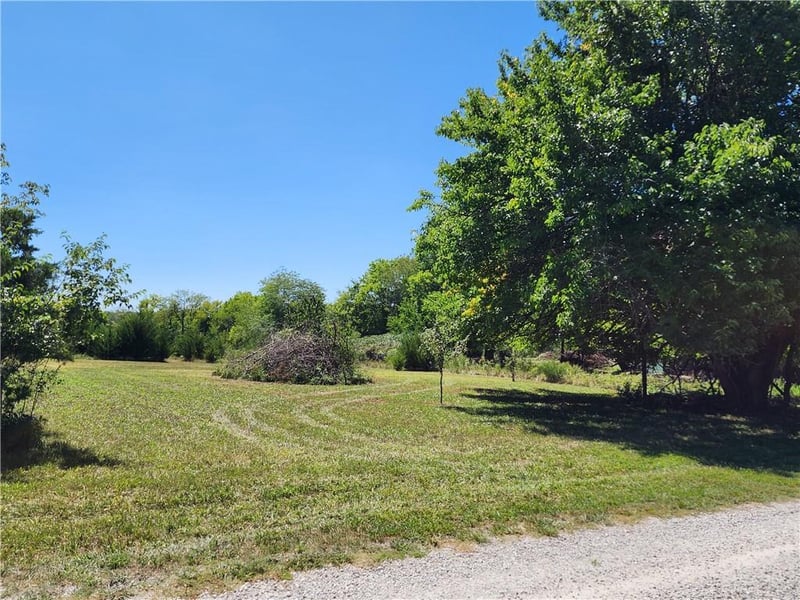 42 Iowa Dr, Linn Valley, KS 66040