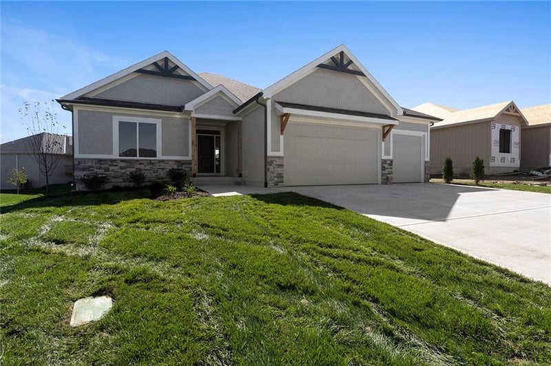 217 Chelmsford Dr, Blue Springs, MO 64014